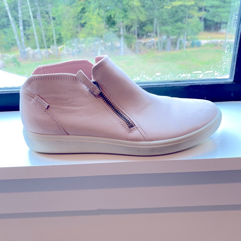 EUC Adorable pink Ecco leather bootie